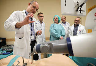 Ministryně obrany navštívila významná pracoviště Ústřední vojenské nemocnice Praha