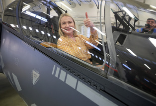 Ministryně obrany Jana Černochová navštívila společnost AERO Vodochody AEROSPACE