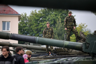 Od T-55 po Leopardy. Tankový prapor slaví 30 let, od ministryně převzal vyznamenání