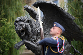 Ministryně obrany uctila památku čs. letců RAF, kteří před 81 lety podporovali ze vzduchu spojence v Normandii