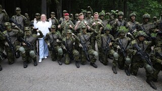 Ministryně Černochová navštívila účastníky dobrovolného vojenského cvičení v Jincích