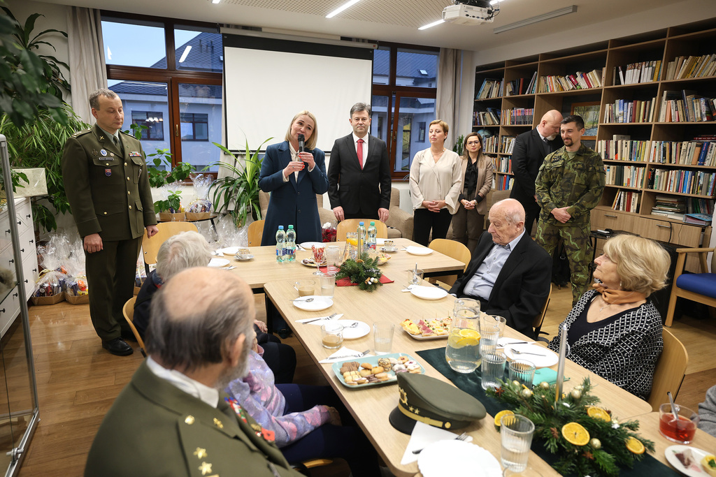 Ministryně obrany zavítala za veterány do ÚVN, popřála jim hezké svátky a hodně zdraví