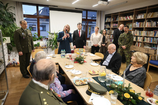 Ministryně obrany zavítala za veterány do ÚVN, popřála jim hezké svátky a hodně zdraví