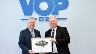 Ministr obrany navštívil VOP CZ, ocenil „srdcaře“ v důležitém státním podniku