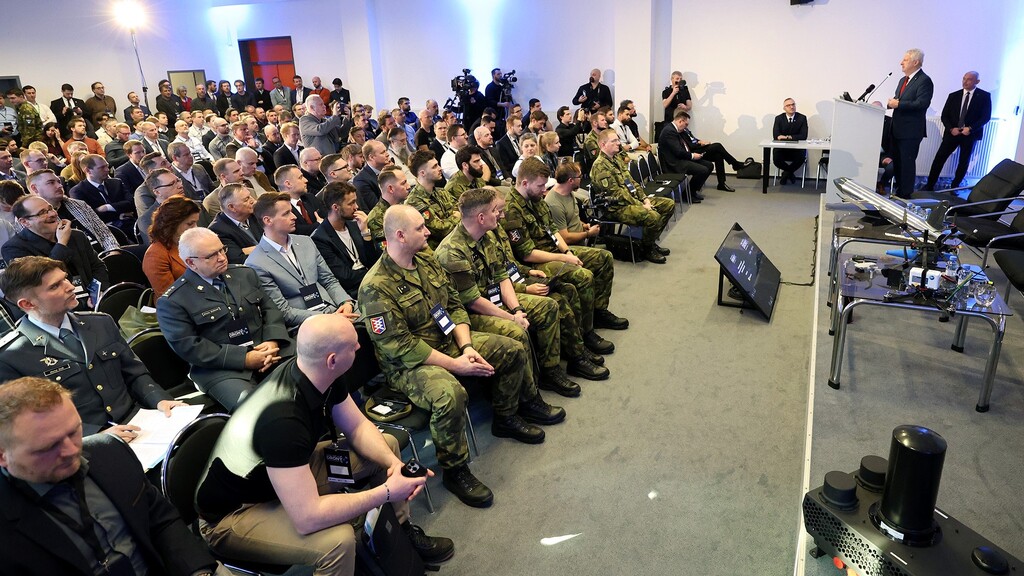 V Brně se diskutovalo o trendech ve vývoji a výrobě bezpilotních prostředků, na konferenci vystoupil také ministr obrany