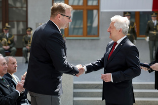 V předvečer konce války udělil ministr obrany resortní vyznamenání