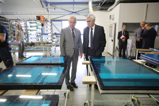 Ministr obrany navštívil firmu SVOS, podpořil český obranný průmysl