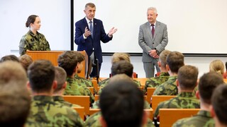 Premiér a ministr obrany navštívili Vojenskou lékařskou fakultu Univerzity obrany 