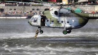 Armáda se předvedla v Praze na Náplavce, pozdravit ji přišly tisíce lidí
