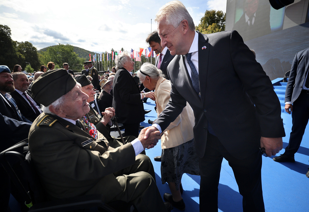 Slovensko si připomíná 82 let od SNP, oslav se zúčastnil i ministr obrany. V Lešti pak navštívil české vojáky