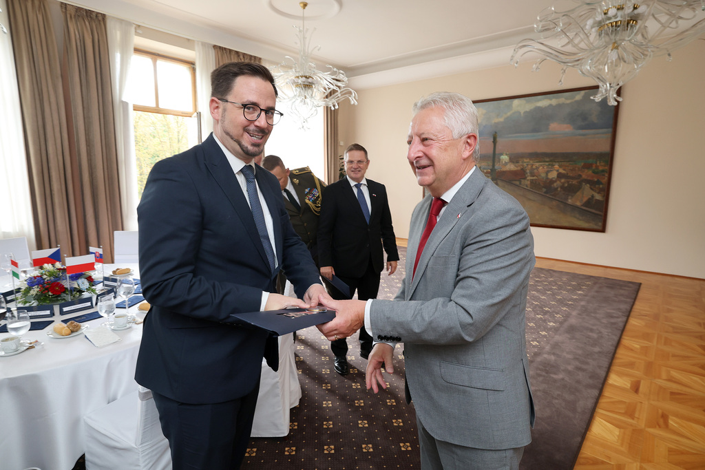 Ministr obrany: V4 je zpět, posílení našich vztahů je prioritou