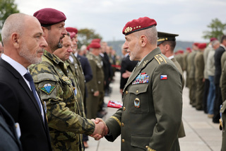 Veteráni IFOR převzali na Vítkově pamětní odznaky. Mise před 30 lety otevřela českým vojákům cestu k aliančním standardům 