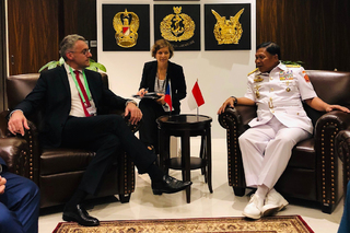 Ministr obrany zavítal do Indonésie, jednal se svým protějškem o spolupráci a navštívil obranný veletrh