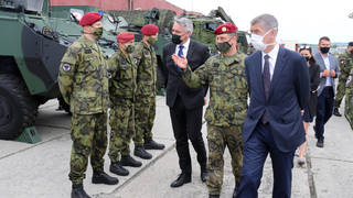 Premiér Andrej Babiš a ministr obrany Lubomír Metnar zavítali za vojáky do Tábora