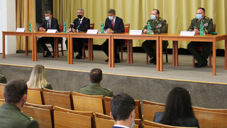 Premiér Babiš s ministrem Metnarem poděkovali armádním medikům