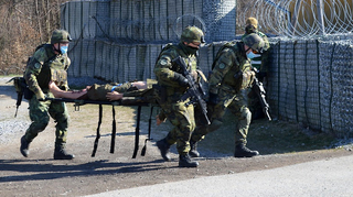 Vojáci mířící do Mali trénovali kvůli COVID-19 záchranu raněného na speciální figuríně