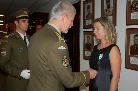 General Pavel awards Jana Hierschova for Czech-U.S. military cooperation