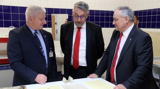 Ministr Lubomír Metnar si ve Vojenském ústředním archivu prohlédl významné historické spisy