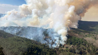 V životě jsme neviděli nic většího, popisují požár v NP České Švýcarsko vojáci, kteří jej pomáhají hasit