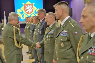 Generál Jaromír Zůna ocenil šest desítek vojáků, kteří zastávali pozice v NATO a EU