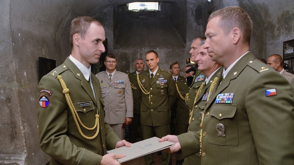 Elitní kurz Komando zvládlo šestnáct vojáků. Ocenění převzali v kostele sv. Cyrila a Metoděje