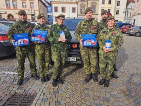 Kupte si vlčí mák v ulicích českých měst přímo od vojáků a podpořte Vojenský fond solidarity