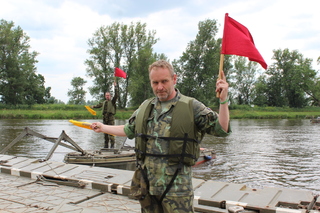 Hladinu Labe rozvířily vojenské čluny