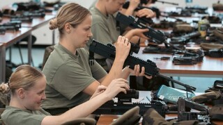 Léto v maskáčích: Středoškoláci mají za sebou první týden dobrovolného vojenského cvičení