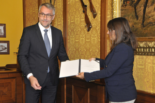 Ministr obrany Lubomír Metnar předal jmenovací dekret profesorce Vandě Boštíkové