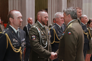 S novou hodností přebíráte zásadní díl odpovědnosti, řekl generál Opata novým plukovníkům