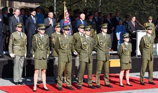Škola skončila a teď už vzhůru do armády. Nejlepším absolventem je letos žena