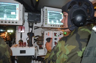 Kurz pro střelce operátory obrněného vozidla Pandur poprvé absolvovala vojákyně aktivní zálohy