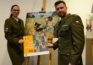 Vlčí máky se prolínají s fotografiemi nového kalendáře Vojenského fondu solidarity
