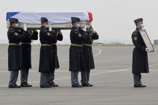 Letoun Airbus přivezl ze Sinaje ostatky rotmistryně Michaely Tiché