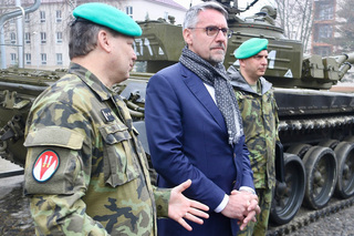 Ministr Lubomír Metnar navštívil posádku v Přáslavicích a zavítal i do státního podniku VOP CZ, s.p. v Šenově