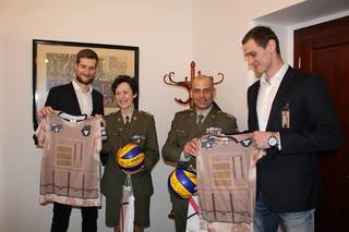 Maskáčové dresy extraligových sportovců putovaly za vojáky do Afghánistánu