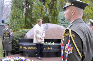 Památku popravených absolventů Vysoké školy válečné uctili jejich blízcí i zástupci resortu