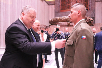 Za zahraniční operace v Mali a Iráku si vojáci a policisté převzali ocenění