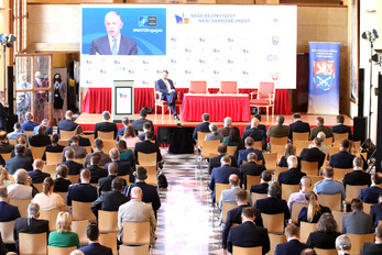 Na bezpečnosti a armádě nebudeme šetřit, slíbil premiér