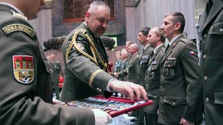 Ocenění vojáci z mise pomohli postiženému chlapci