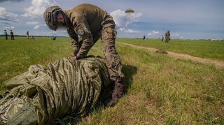 Airborne Triathlon 2026: V mezinárodním klání výsadkářů zvítězili Češi
