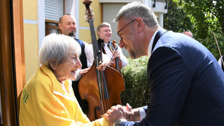 Dana Zátopková slaví 97. narozeniny. Pogratuloval jí ministr obrany a zahrál Ondráš