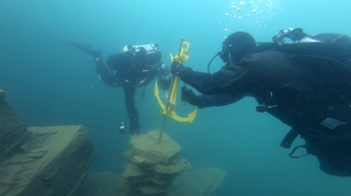 Zvládli byste zatlouct hřebík pod vodou? Vojenští potápěči si poradí i s náročnějšími úkoly