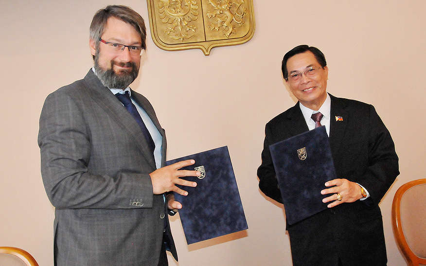 Filipíny mají zájem o obrannou spolupráci, v Praze o tom diskutoval náměstek Landovský se svým protějškem