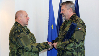 Generál Opata ocenil nejstaršího a jednoho z nejdéle sloužících záložníků 