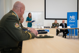 Umělá inteligence a přelomové technologie pro vojáky. Armáda podepsala memorandum o spolupráci s ČVUT 