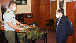 Spolužáci se mu vysmáli, veřejnost i armáda ho ocenila. Třináctiletý Jirka šije roušky, aby pomáhal