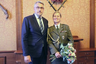 Ministr obrany předal profesorský dekret Zuzaně Šinkorové z Fakulty vojenského zdravotnictví Univerzity obrany