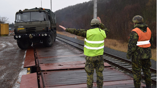 Vojáci nacvičovali nakládání a vykládání techniky na železnici