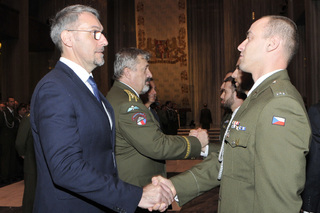 Vojáci z 10. strážní roty BAF a 7. týmu AČR Scan Eagle převzali medaile a odznaky za splnění úkolů v misích